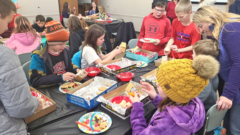 Charles City Public Library kids craft sweet holiday houses