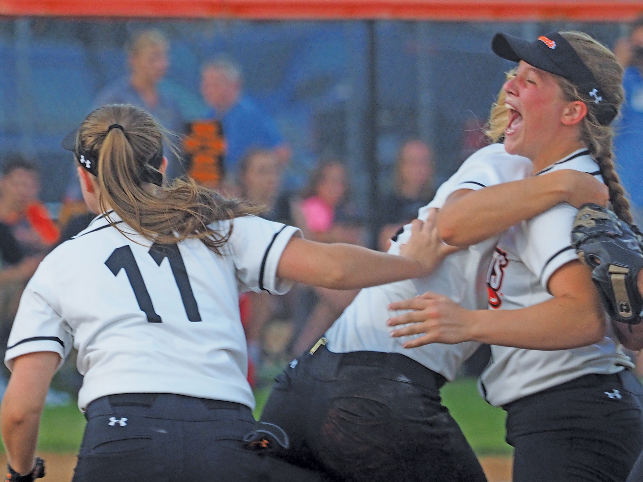Comets advance to Softball State Tournament