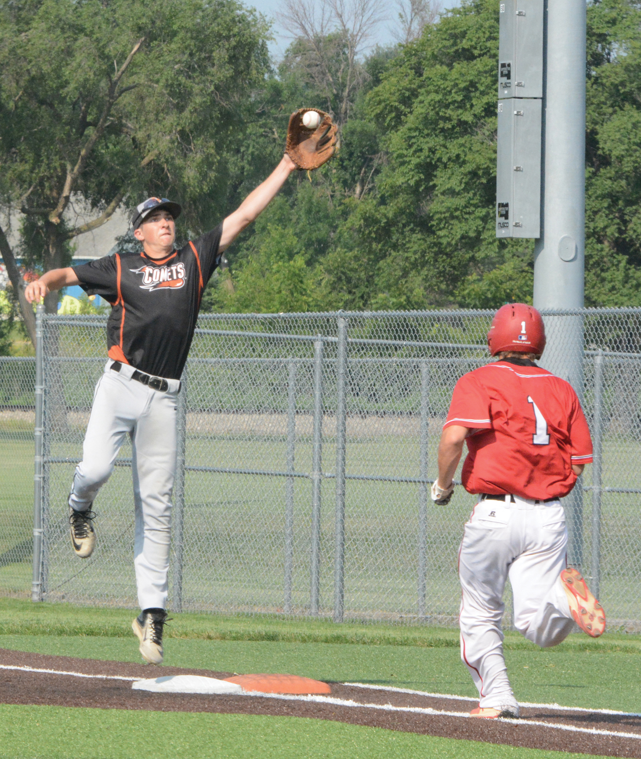 Comets deny Chickasaws of outright NEIC title with DH split