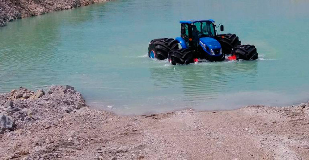 Floating tractor demonstrates Mitas tires capabilities
