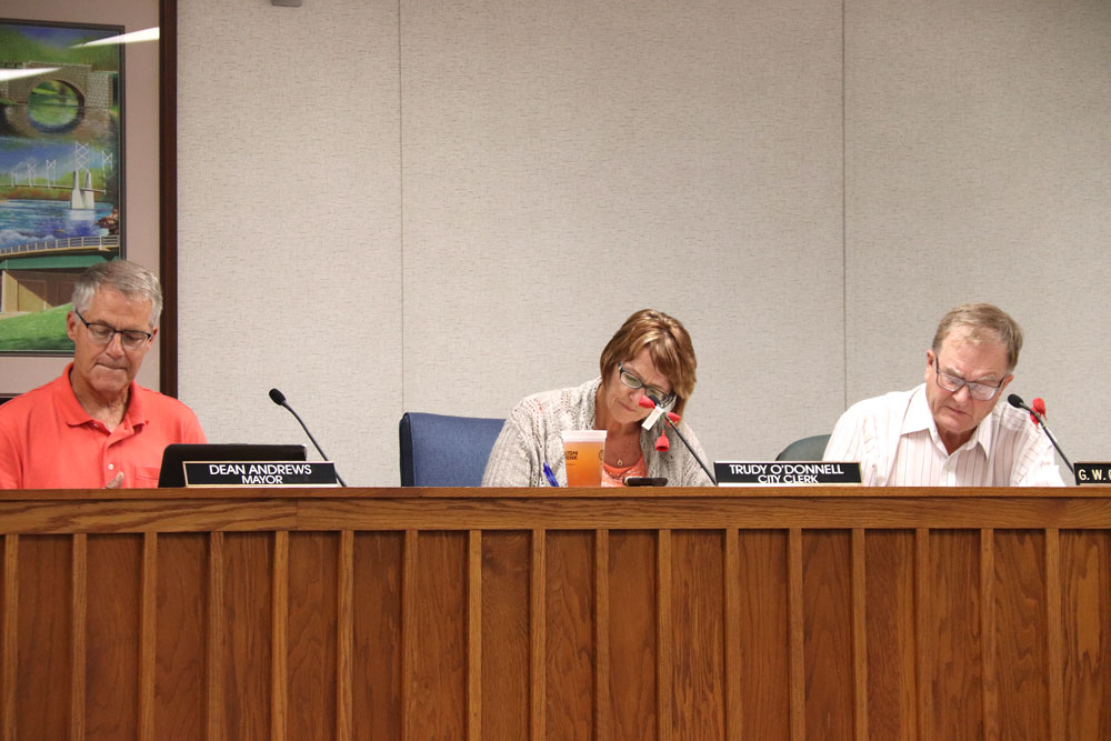 Council discusses tree trimming ordinance