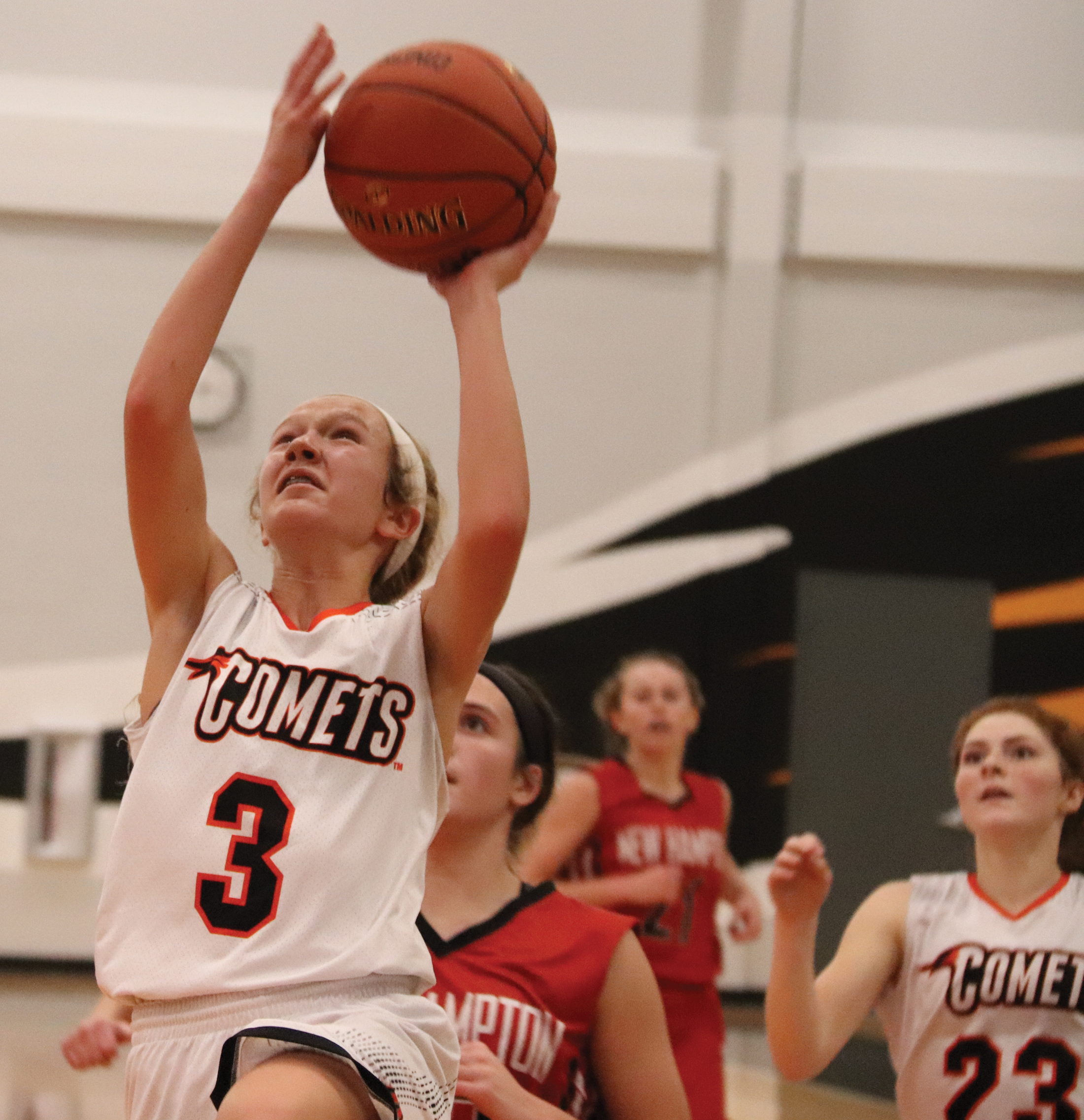 Comets fall to Chickasaws, 60-40