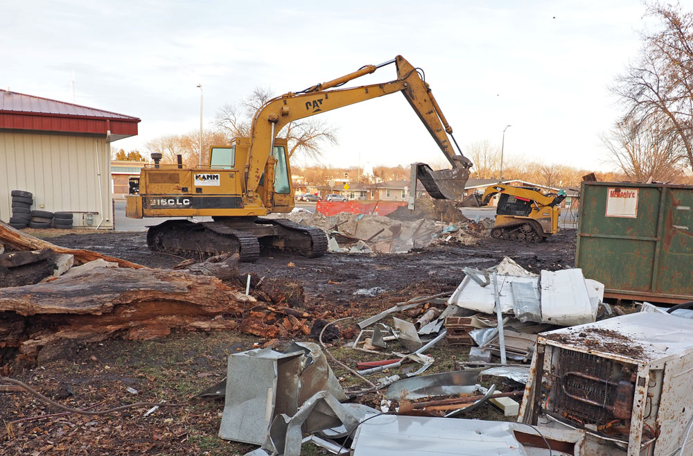 Apartment house razed where 1974 murder took place