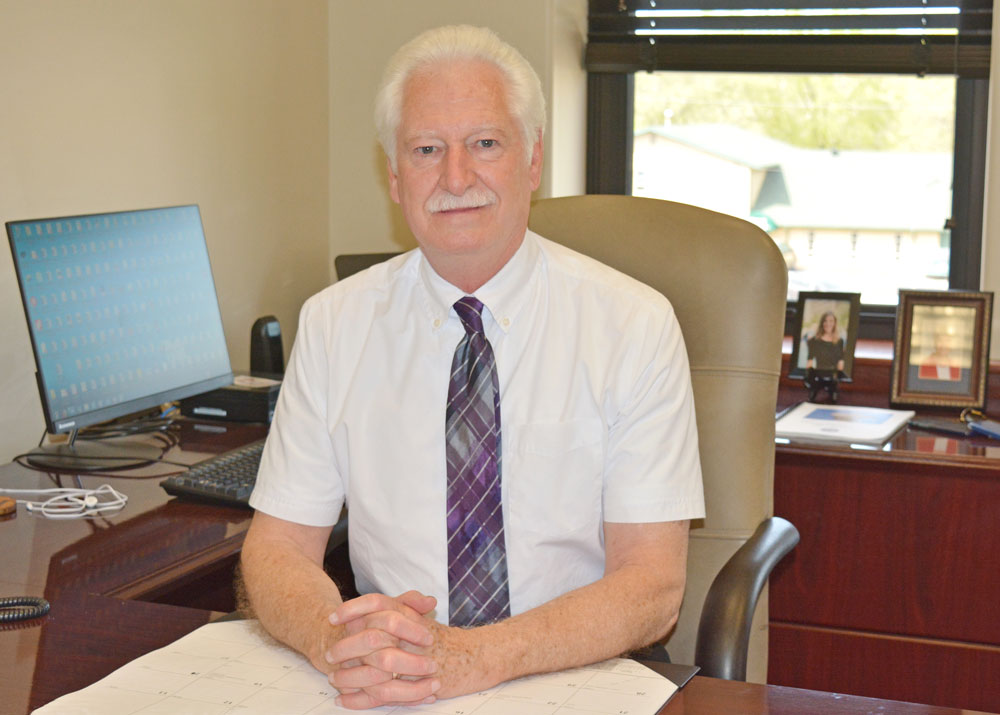 Retirement card shower for former Charles City city administrator