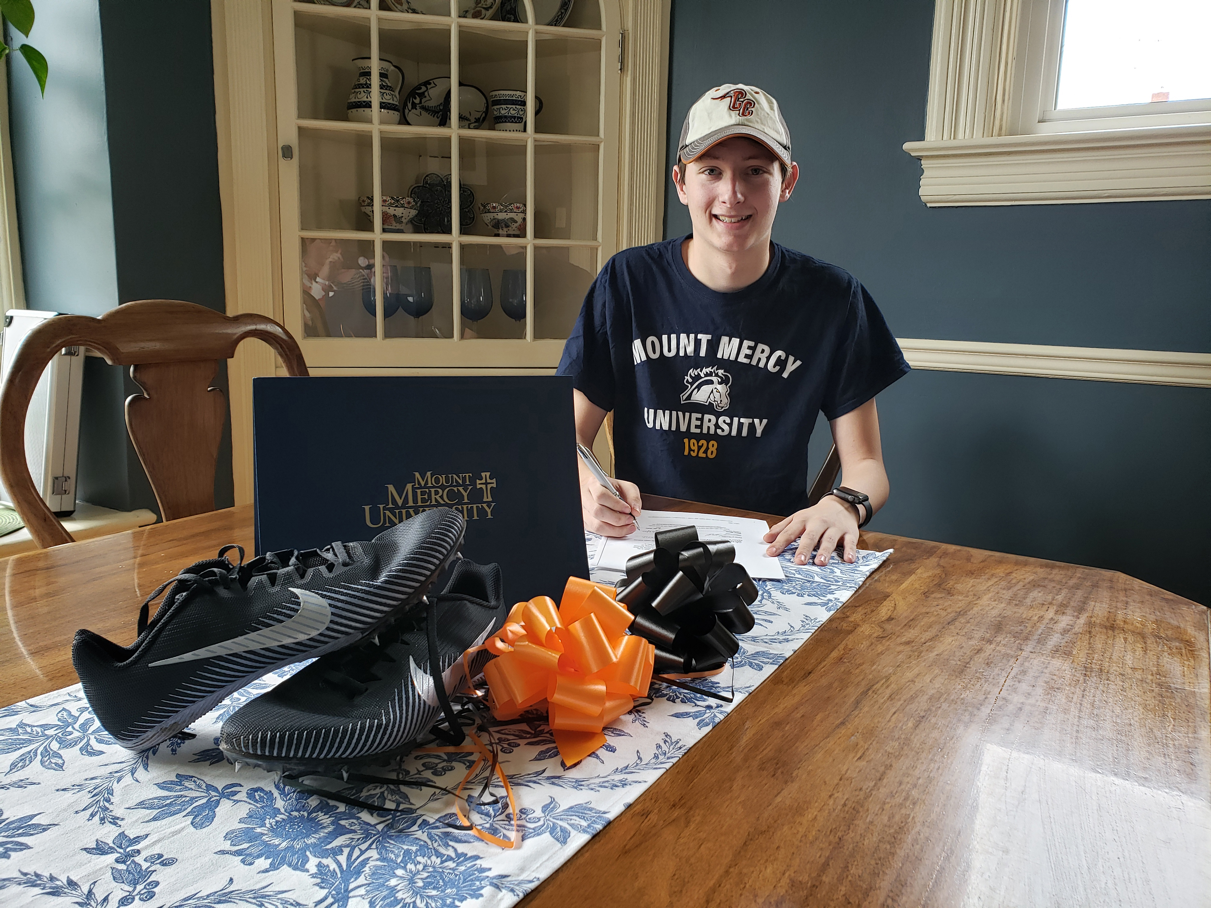 Maxwell Deeter signs to run with Mount Mercy Mustangs