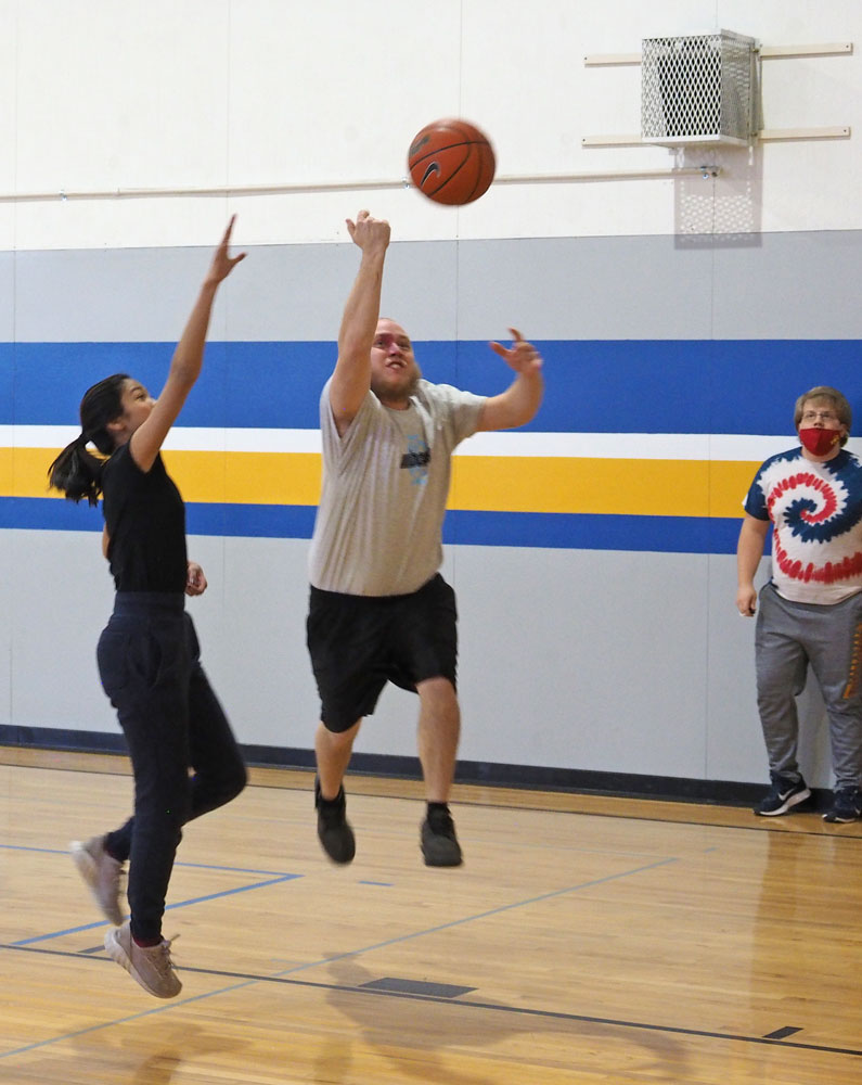 Charles City Immaculate Conception teachers victorious in basketball matchup against students