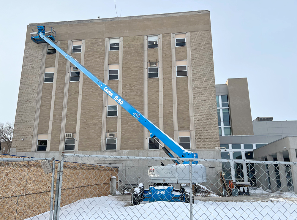 Window replacement begins on Floyd County courthouse