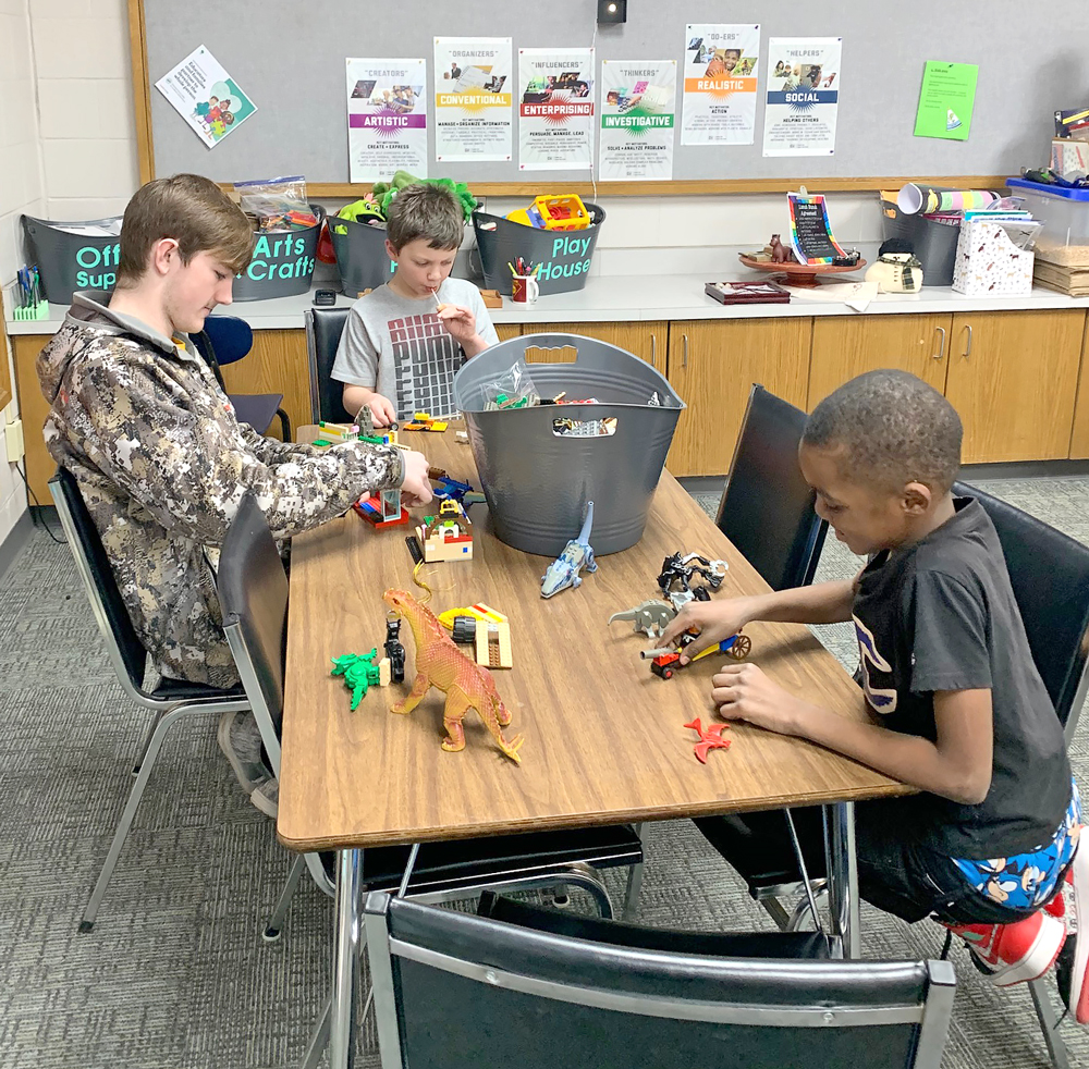 Charles City FFA members are PALS to elementary students Charles City FFA members are PALS to elementary students