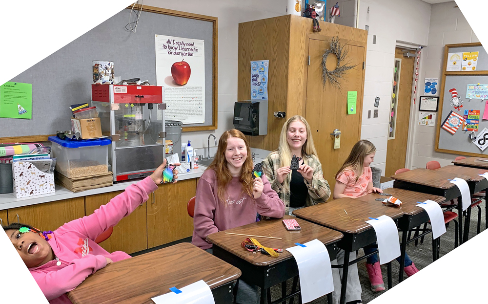 Charles City FFA members are PALS to elementary students Charles City FFA members are PALS to elementary students