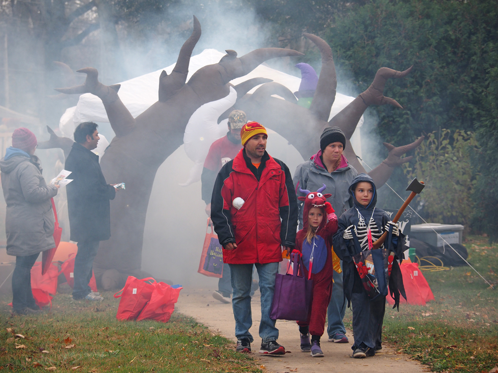 Charles City SpookWalk 2022 draws huge crowd of kids and olders to annual river trail event