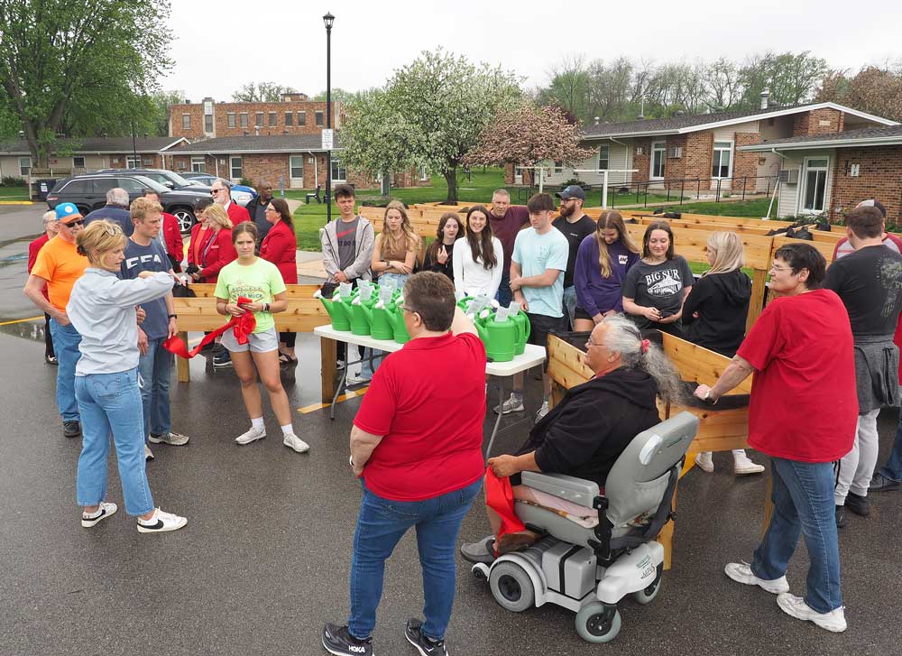 Charles City VoAg students build raised planters for Cedar Terrace residents