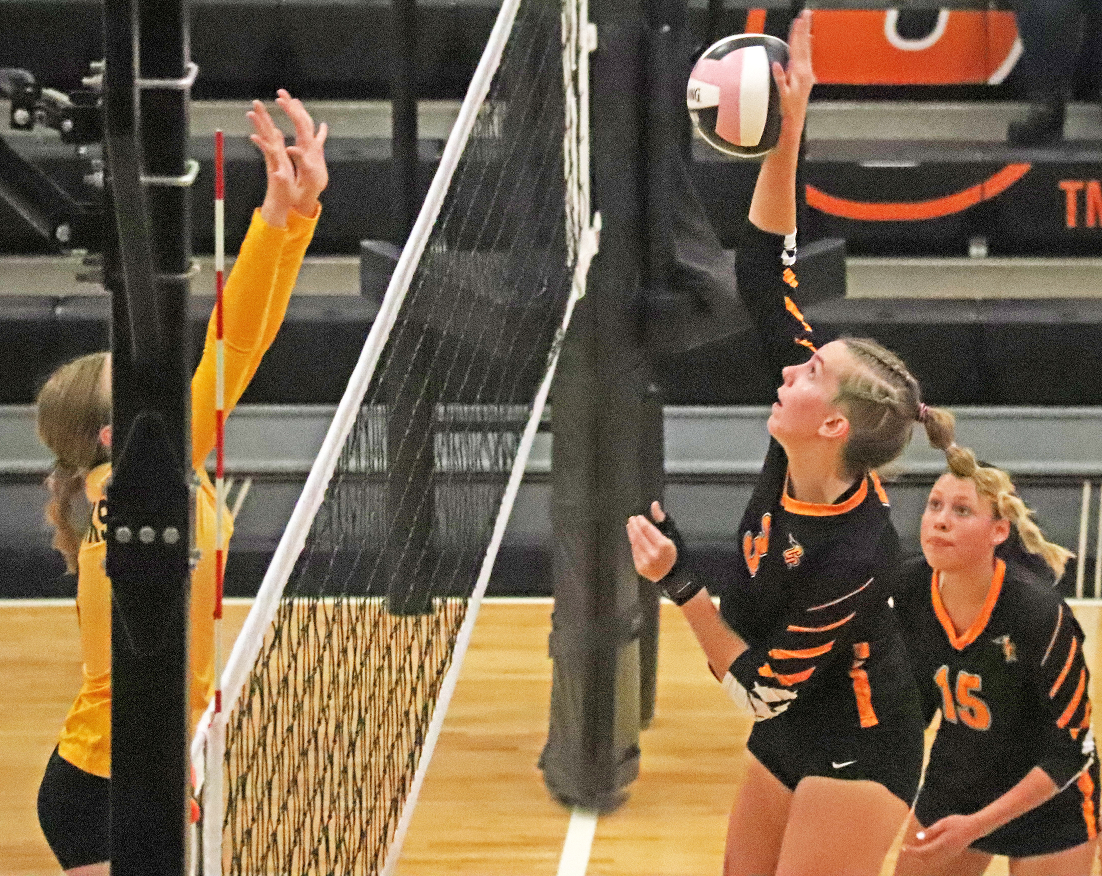 SmackDown! — Comets dominate Go-Hawks in 3-0 volleyball victory