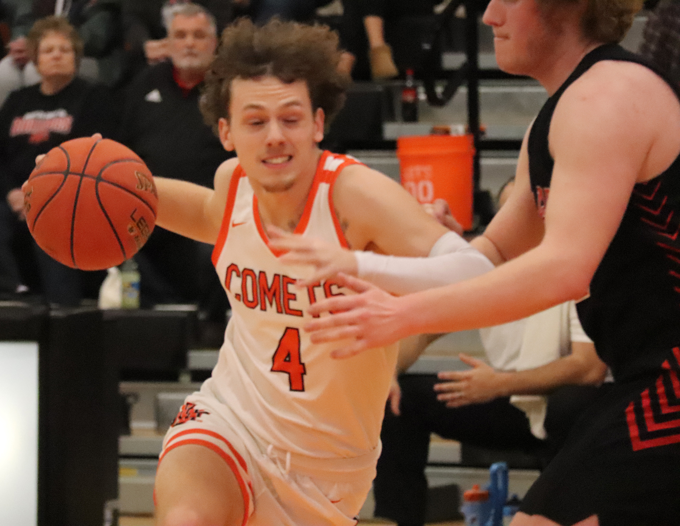 Comets ‘pound’ Bulldogs 49-38 in substate semis, to face No. 1-ranked Decorah in final on Monday